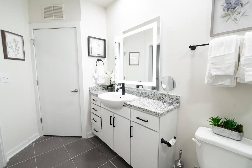Luxury Apartment Wifi, Gym, Pool, Shops & Food! Unit 329 Charlotte Eksteriør billede