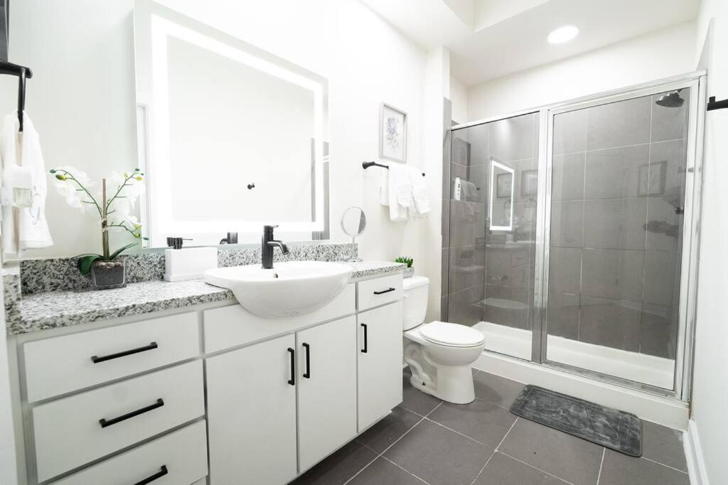 Luxury Apartment Wifi, Gym, Pool, Shops & Food! Unit 329 Charlotte Eksteriør billede