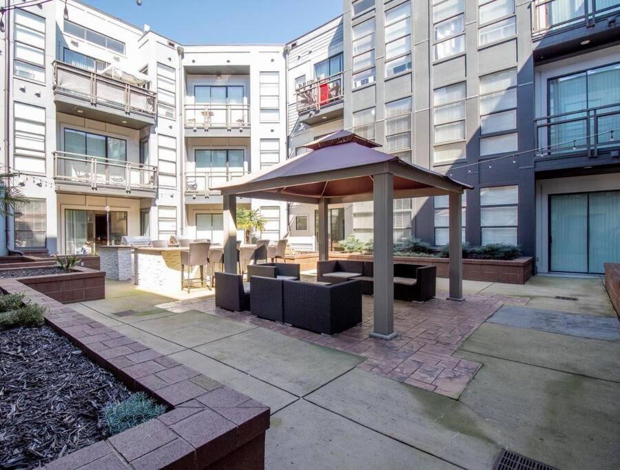 Luxury Apartment Wifi, Gym, Pool, Shops & Food! Unit 329 Charlotte Eksteriør billede