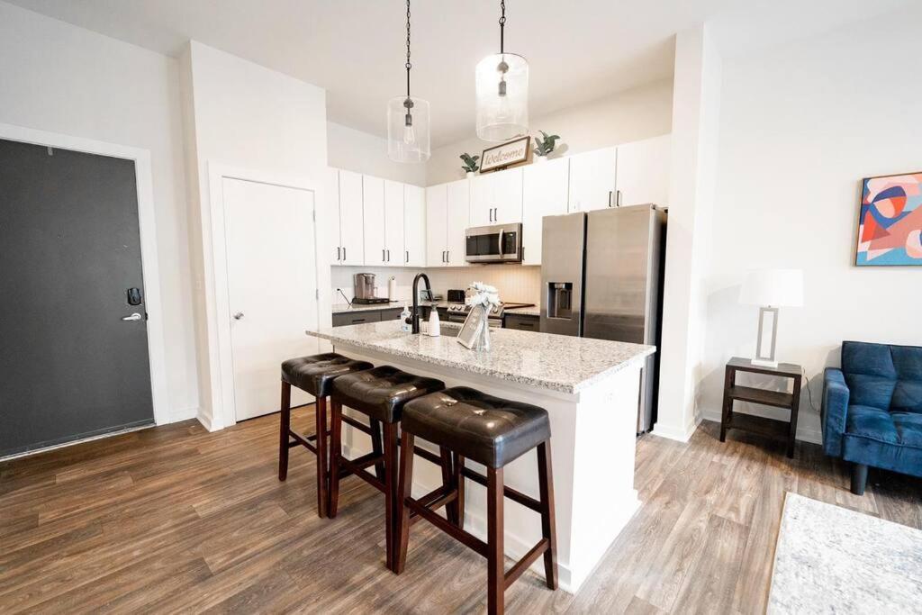 Luxury Apartment Wifi, Gym, Pool, Shops & Food! Unit 329 Charlotte Eksteriør billede