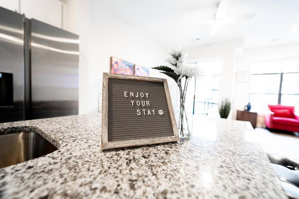 Luxury Apartment Wifi, Gym, Pool, Shops & Food! Unit 329 Charlotte Eksteriør billede